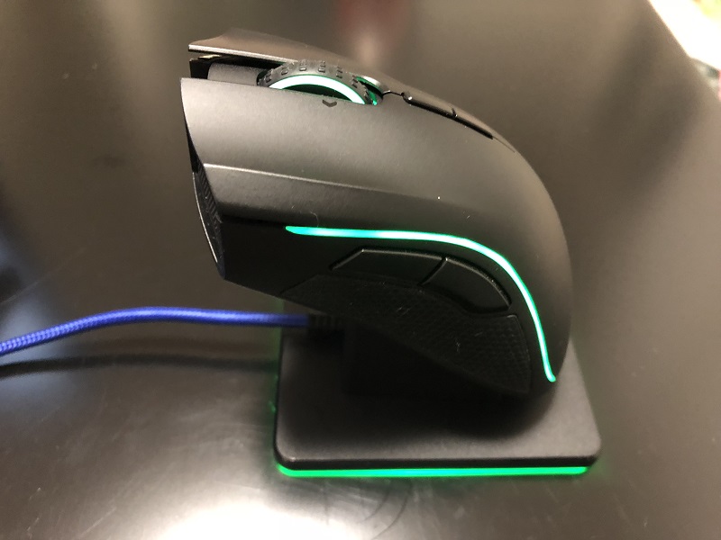 RAZER MAMBA充電中