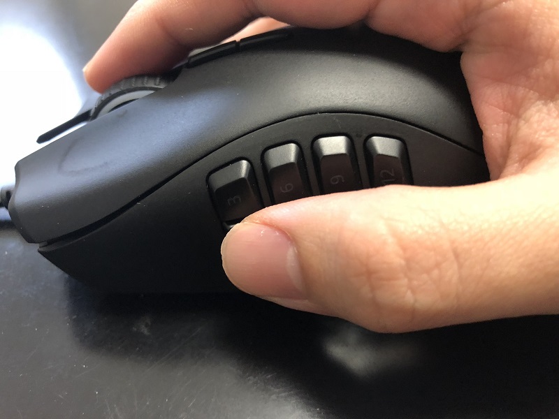 RAZER NAGA TRINITY 持った感じ